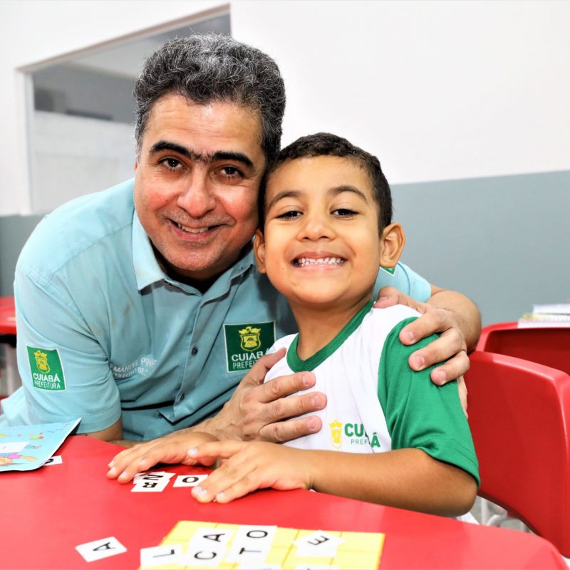 Prefeito Emanuel Pinheiro com aluno da rede municipal de ensino